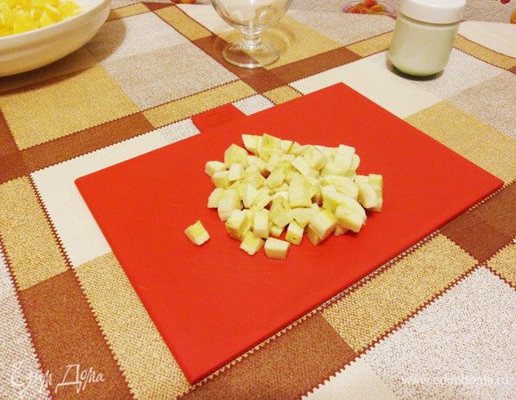 Банан порезать кубиками.