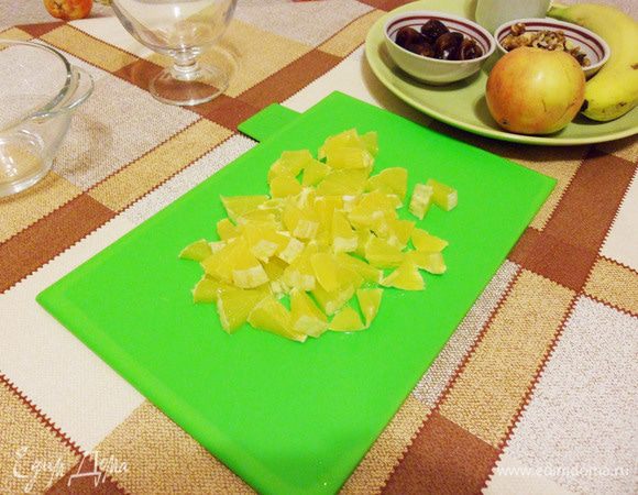 Апельсин почистить от кожуры, порезать кубиками.