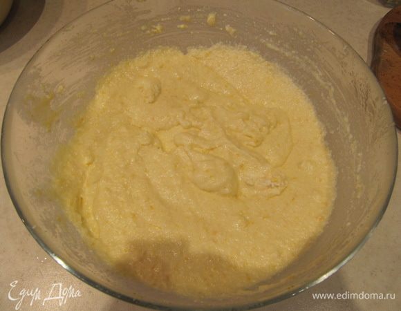 Для творожного слоя творог протираем через сито, добавляем сок и цедру одного крупного апельсина, муку и сливки. Взбиваем миксером. Добавляем яйца, перемешанные с сахаром, и снова взбиваем. Убираем начинку в холодильник до момента ее использования.