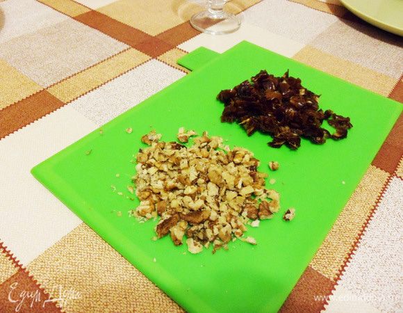 Финики порезать кусочками. Грецкие орехи мелко порезать.