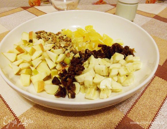Апельсин, яблоко, банан, финики, орехи сложить в салатник.
