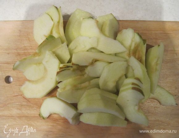 У яблок удаляем сердцевины с семечками и режем яблоки ломтиками.