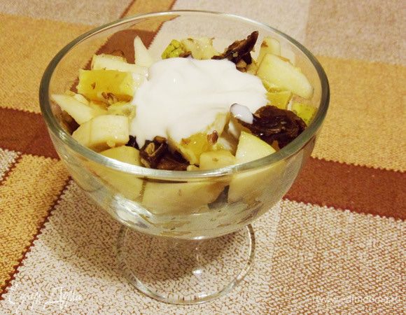 Разложить фруктовый салат по креманкам. По центру положить натуральный йогурт от «Углече Поле».