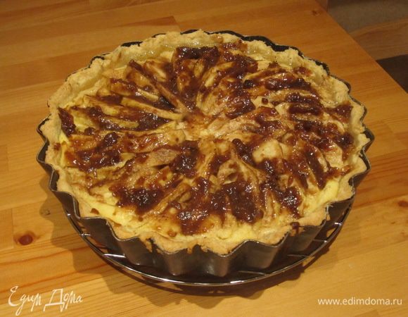 Подогреваем в сотейнике абрикосовый джем и покрываем им верх пирога.
Я использовала домашний абрикосовый джем с грецкими орехами. Можно использовать любое любимое абрикосовое варенье вместо джема.