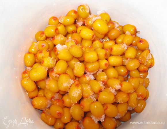 Облепиху разморозить, перетереть через сито, поставить на огонь, добавив крахмал, помешивать до загустения. 