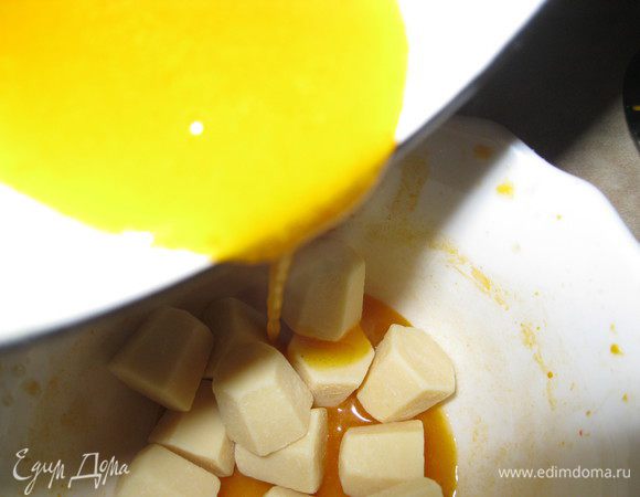 Облепиху снять с огня и тут же влить в белый шоколад. Добавить корицу и тщательно перемешать до однородной консистенции. Отправить охлаждаться.