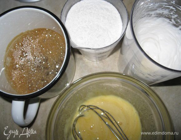 Духовку разогреть до 180°С. Белки отделить от желтков, взбить каждые с 50 г сахара. Сироп (или мед) поставить нагреваться до появления пузырьков, добавить гашеную соду, снять с огня. 