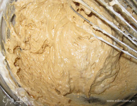 Смешать взбитые желтки, сироп, муку и в конце белки.