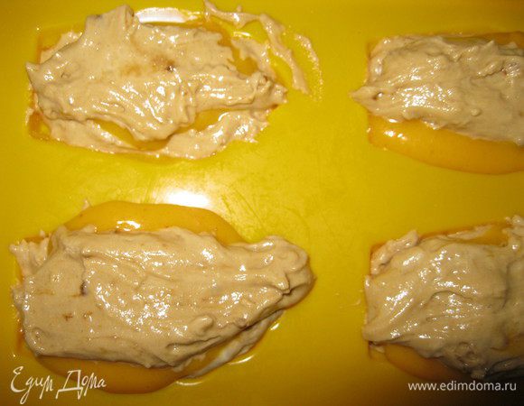 На дно формы для мадленок поместить совсем немного теста, затем в серединку облепиховый соус и снова немного теста, закрывая начинку. 