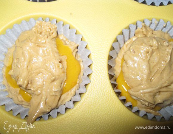 Предыдущий шаг — несколько ювелирная работа, поэтому с остатком теста я упростила себе задачу и сделала обычные маффины. Выпекать около 30 мин.