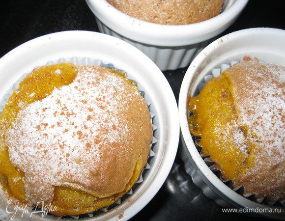 По прошествии указанного времени получаются вот такие малыши-маффины и мадленки, как на основном фото. Приятного чаепития!!!
Кстати, соус у меня немного остался, так что с ним можно вприкуску!