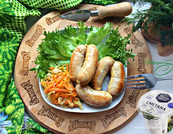 Обжаривайте колбаски на смазанной маслом сковороде или сковороде-гриль, периодически переворачивая их, доведя до готовности. На обычной сковороде лучше готовить под крышкой на небольшом огне. Подавайте приготовленные куриные колбаски горячими, сервировав салатом и зеленью. Приятного вам аппетита!