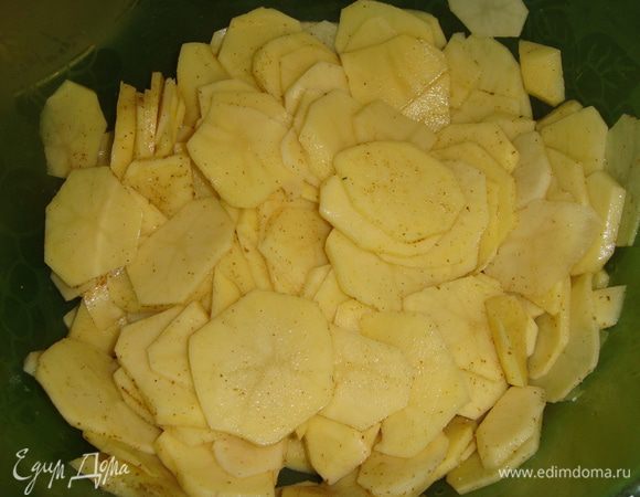 Картофель почистить и нарезать тонкими кружочками. Посолить, поперчить, посыпать приправой для картофеля и перемешать. Лук нарезать полукольцами, чеснок мелко порубить и перемешать.