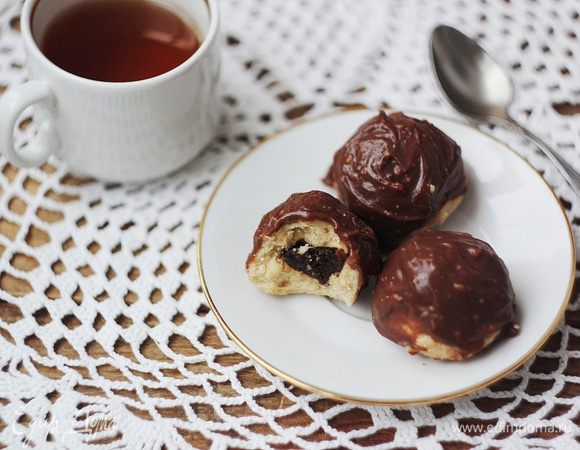 Сверху смазываем растопленным шоколадом и ставим застывать в холодильник примерно на 30 минут. При желании можно шоколад смешать с небольшим количеством печеньковой массы, тогда верх конфет будет более рельефный.