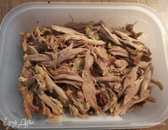 Утку отварить до готовности, остудить, мясо отделить от кости и нарвать на кусочки.