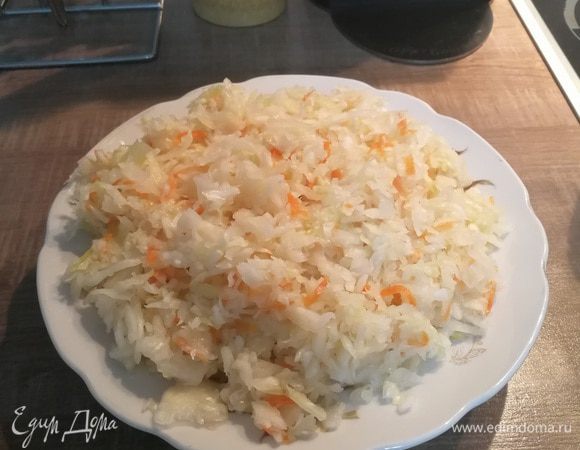 Капусту квашеную я использовала домашнего соления, кроме того сок не сливала, а тоже добавила к капусте.
