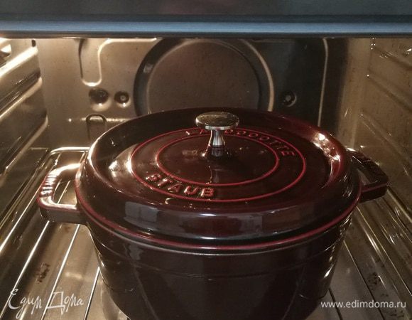 Накрываем крышкой и отправляем в духовку, разогретую до 180°С. Через 10 — 15 минут необходимо помешать рис с капустой, но не до дна (если рис попадет на дно, пригорит). Вообще так помешивать желательно каждые 10 — 15 минут, контролируя количество воды, которое остается.  За минут 5 до окончания приготовления необходимо мясо добавить к рису и перемешать. Когда вода испарится, блюдо готово (не забудьте проверить готовность риса). У меня на приготовление ушло около 45 — 50 минут.