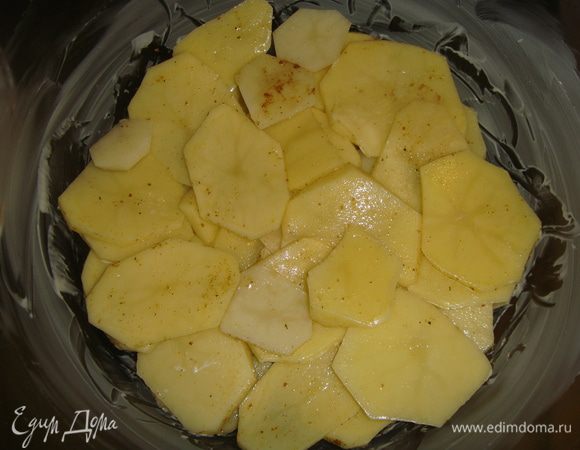 Форму для запекания смазать сливочным маслом. Выложить слой картофеля.