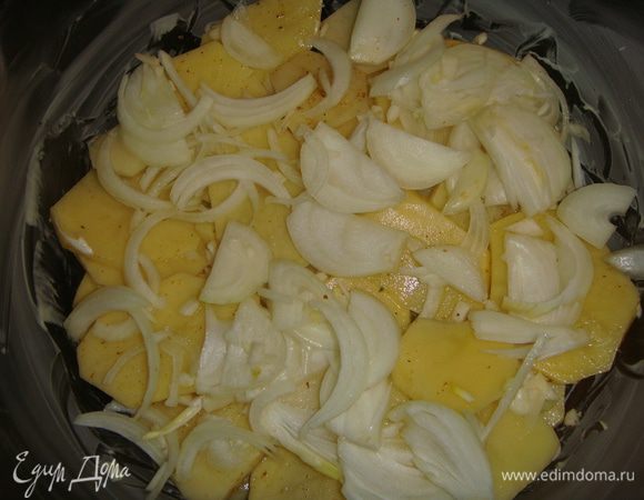 Сверху — лук с чесноком. Укладывать, чередуя слои. 