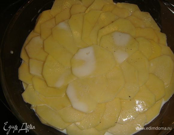 Заливаем картофель молоком.