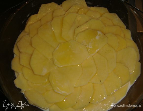 Сверху поливаем растопленным сливочным маслом. Накрываем форму крышкой или фольгой и отправляем в разогретую до 190°С духовку на 40 минут. 