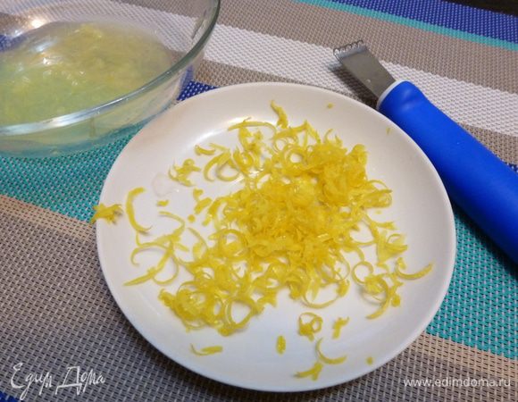 С лимона счистим цедру и выдавим сок. С тимьяна оборвем листики.