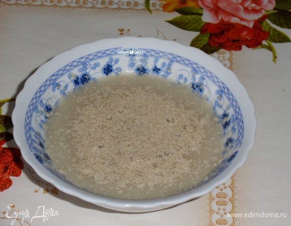 В чашечку выкладываем сахар и сухие дрожжи. Добавляем 100 мл теплой воды. Оставляем до появления пенной «шапочки».