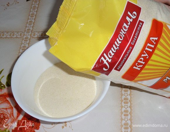 Отмеряем необходимое количество манной крупы. Я использовала крупу ТМ «Националь».