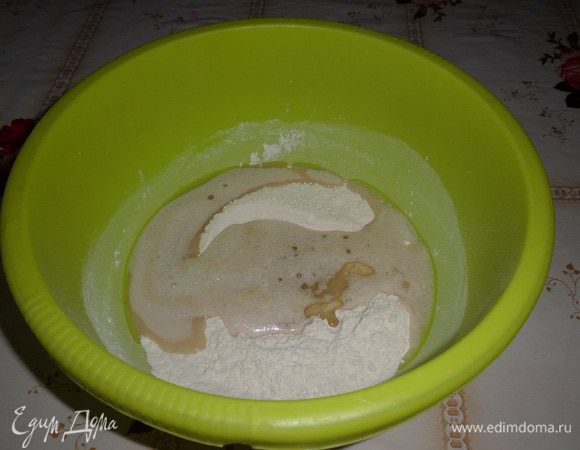 В чашку просеиваем муку. Добавляем соль и манную крупу ТМ «Националь». Добавляем дрожжевую смесь и растительное масло.