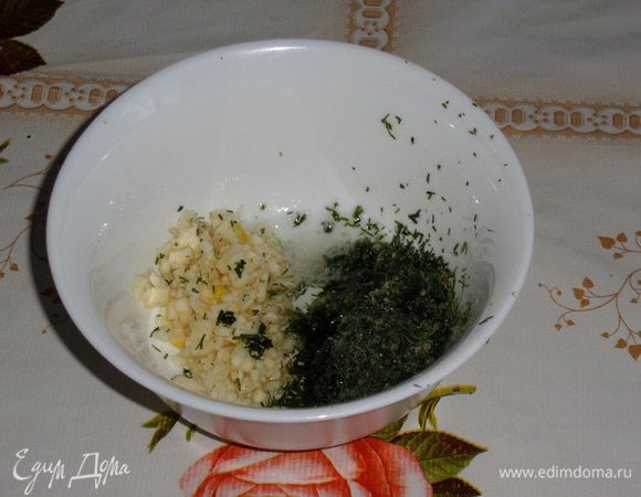Готовим ароматную начинку : смешиваем измельченный чеснок, зелень, щепотку соли и 1ч. л. растительного масла.
