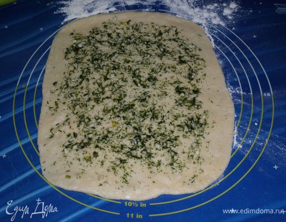 Тесто раскатываем в прямоугольник. Наносим приготовленную ароматную начинку и равномерно распределяем .