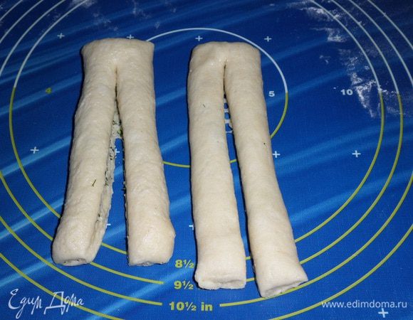 Для удобства я разделила рулет на 2 части. Каждый рулет разрезаем вдоль.