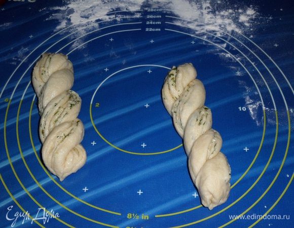 Перекручиваем в виде жгута. 