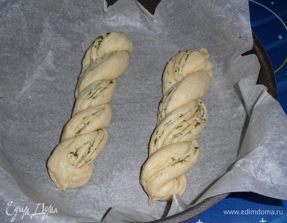 Выкладываем хлеб на противень. Смазываем крепким чаем. Накрываем полотенцем и оставляем на 15 — 20 минут. Затем ставим в разогретую духовку.