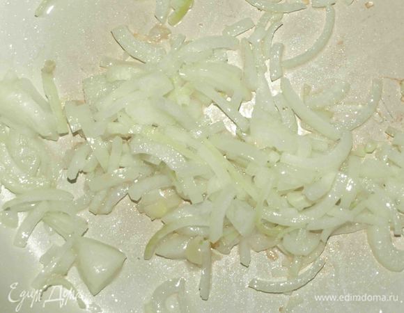  Чеснок мелко порубить, лук нарезать полукольцами и обжарить на растительном масле, пока он не станет мягким.