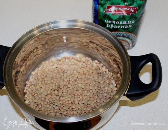 Чечевицу ТМ «Националь» приготовить согласно инструкции. Варить под  крышкой на малом огне около 20 минут.