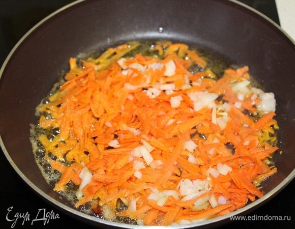 Лук мелко порезать, морковь натереть на терке, все слегка обжарить.