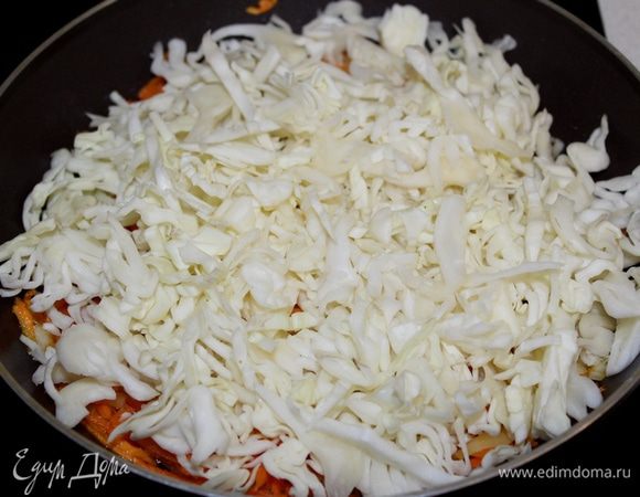 Капусту мелко нашинковать (посолить, помять руками), добавить в сковороду. Обжарить.