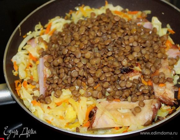 Затем добавить готовую чечевицу, перемешать.