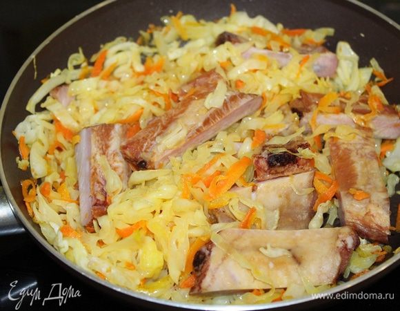 Добавить свиные копченые ребрышки.