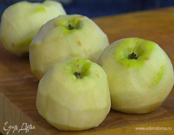 Яблоки почистить и, удалив сердцевину, порезать небольшими кубиками.