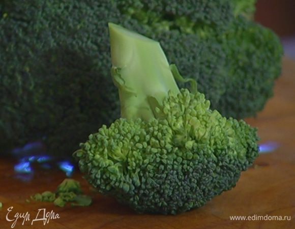 Брокколи разобрать на небольшие соцветия.