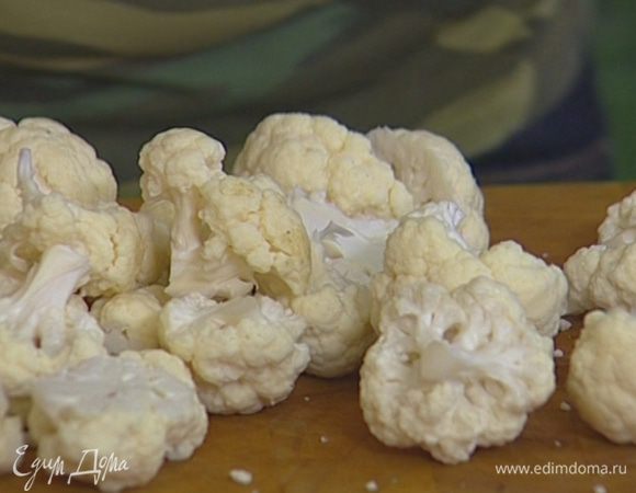 Капусту разобрать на небольшие соцветия.