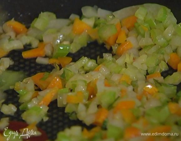 Разогреть в кастрюле с толстым дном растительное масло и немного потомить в нем овощи, не доводя их до золотистого цвета.