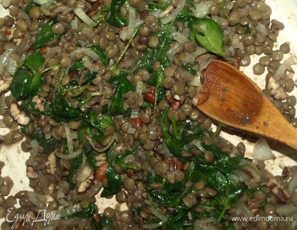 Все перемешать, добавить 50 мл воды или овощного бульона. Посолить, поперчить по вкусу. И томить 3 минуты. 