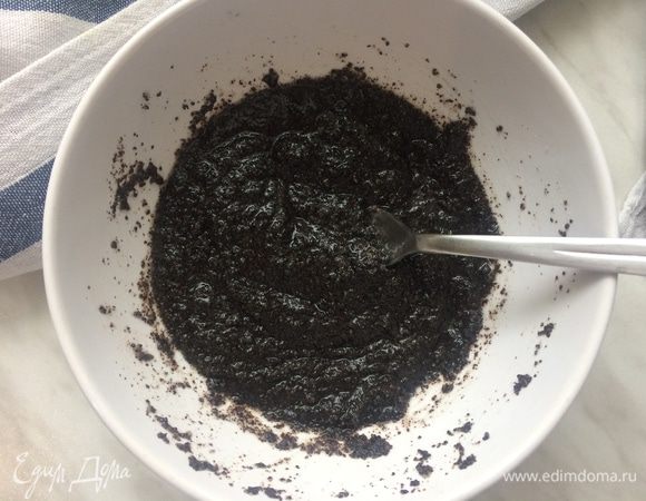 Для маковой начинки: в кастрюлю насыпьте мак и залейте большим количеством воды, поставьте на огонь и доведите до кипения, варите еще 10 минут. Затем воду слейте. Молоко ТМ «Углече Поле» подогрейте, но не кипятите. Залейте мак горячим молоком и верните на огонь, варите еще 5 — 10 минут.  Затем полностью остудите. Добавить сахар 200 г. Начинка готова. 