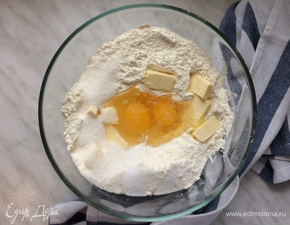 Затем добавьте сахар, яйца, соль, молоко, масло и воду. 