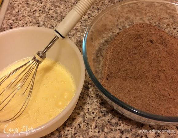 Яйца взбить венчиком.
