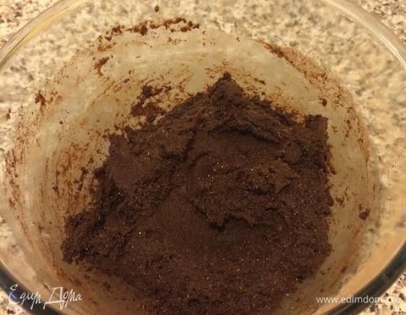 Соединить жидкие ингредиенты с сухими, тесто хорошо перемешать и отправить в холодильник на 1 час.