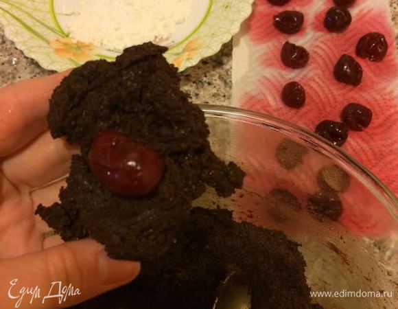 Духовку нагреть до 190°С. Сформировать руками печенье, внутрь положить вишню.